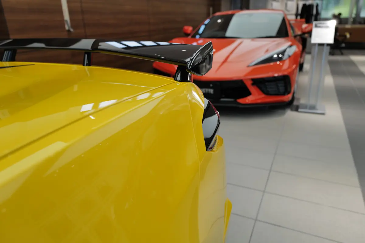 シボレー・コルベット（C8）のエクステリア　（イエロー、静止、リア）