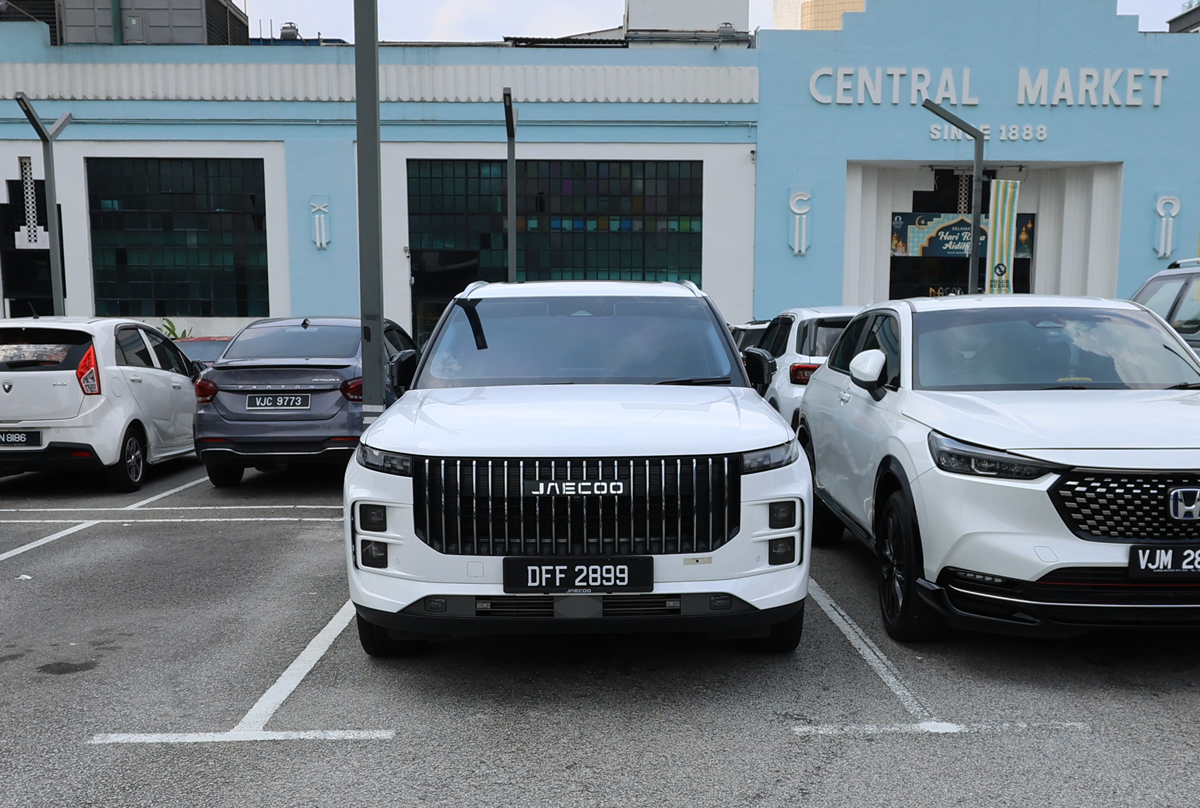 マレーシア クアラルンプールのショッピングセンターに駐車する中国製EV