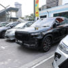 マレーシア クアラルンプールのショッピングセンターに駐車する中国製EV