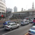 中国・上海の風景（路上を走るクルマたち）