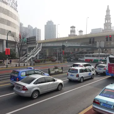 中国・上海の風景（路上を走るクルマたち）