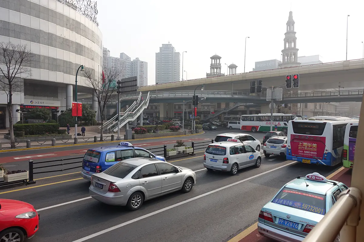 中国・上海の風景（路上を走るクルマたち）