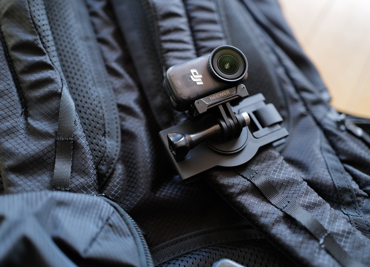 デイパックのショルダーベルトに取り付けたDJI Osmo NANO