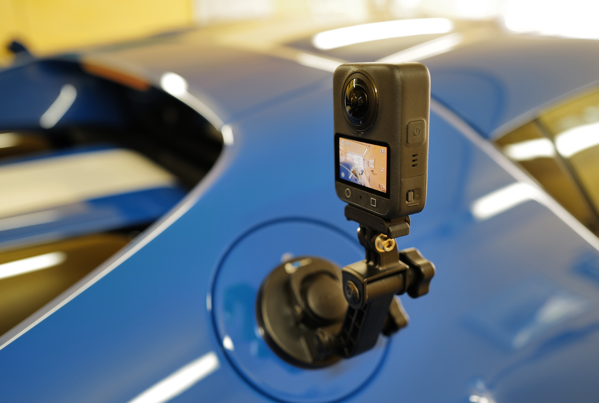 DJI OSMO360をフェラーリの外装に取付け