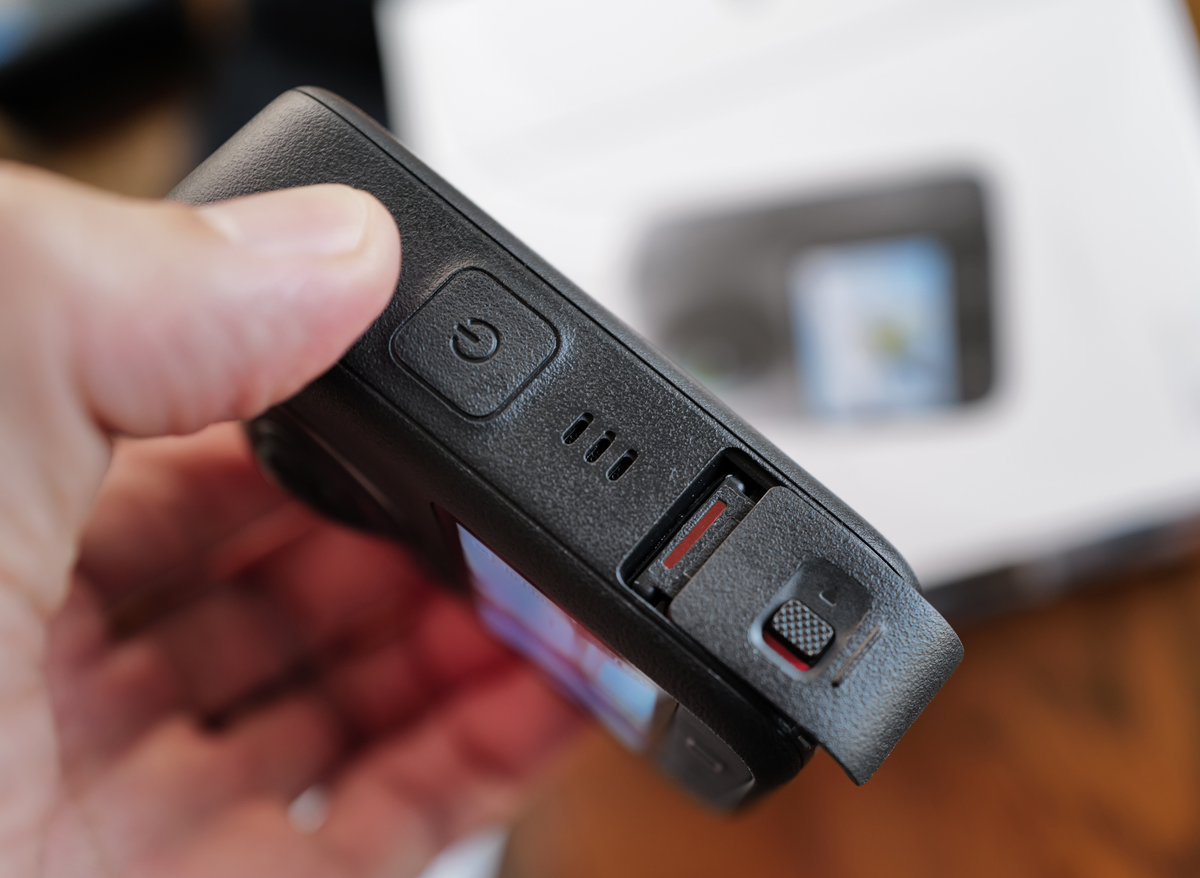 DJI OSMO360のサイドカバーオープン