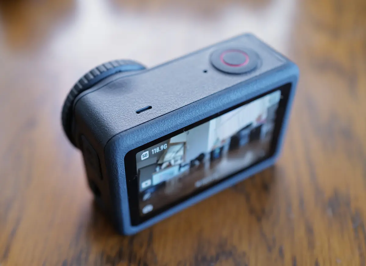 DJI Osmo Action 6 アクションカメラ（モニターON）