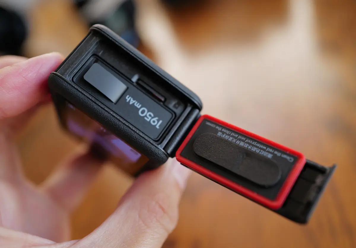 DJI Osmo Action 6 アクションカメラ（サイドパネルオープン）