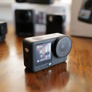 DJI Osmo Action 6 アクションカメラ（前面、モニターON）