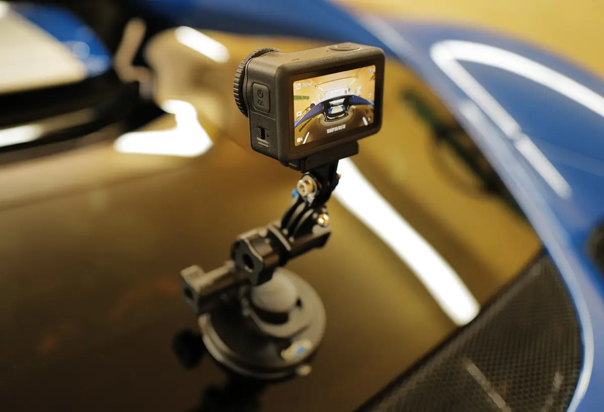 DJI Osmo Action 6 アクションカメラ（車載取付状態）