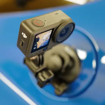 DJI Osmo Action 6 アクションカメラ（車載取付状態）