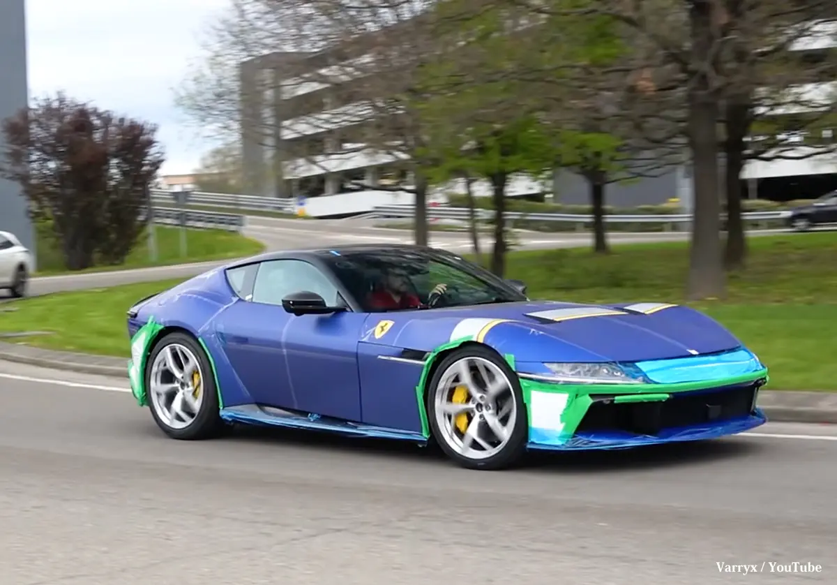 フェラーリ本社付近を走るブルーの12チリンドリ