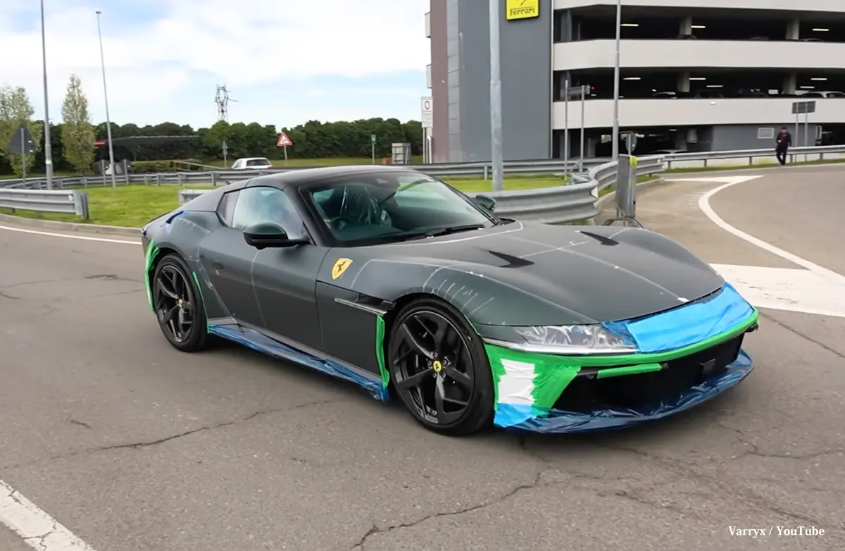 フェラーリ本社付近を走るグリーンの12チリンドリ