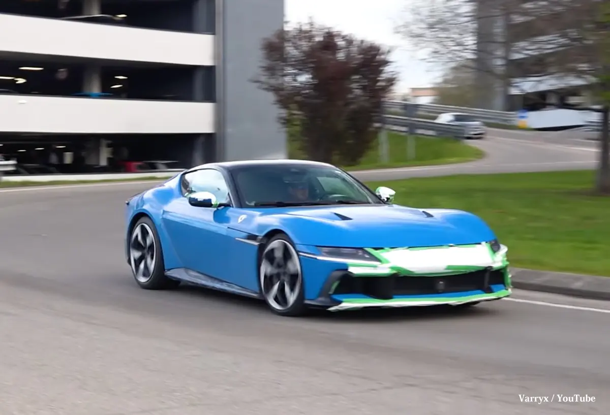 フェラーリ本社付近を走るブルーの12チリンドリ