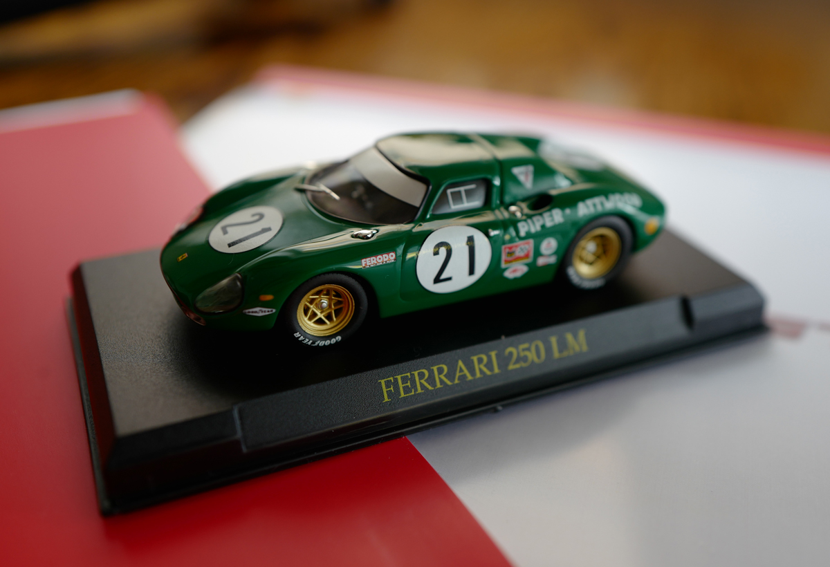 ・グリーンのフェラーリ250LMのモデルカー全景