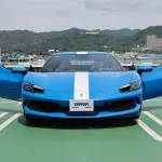 フェラーリ296GTBのフロント（ブルー、ドアオープン）