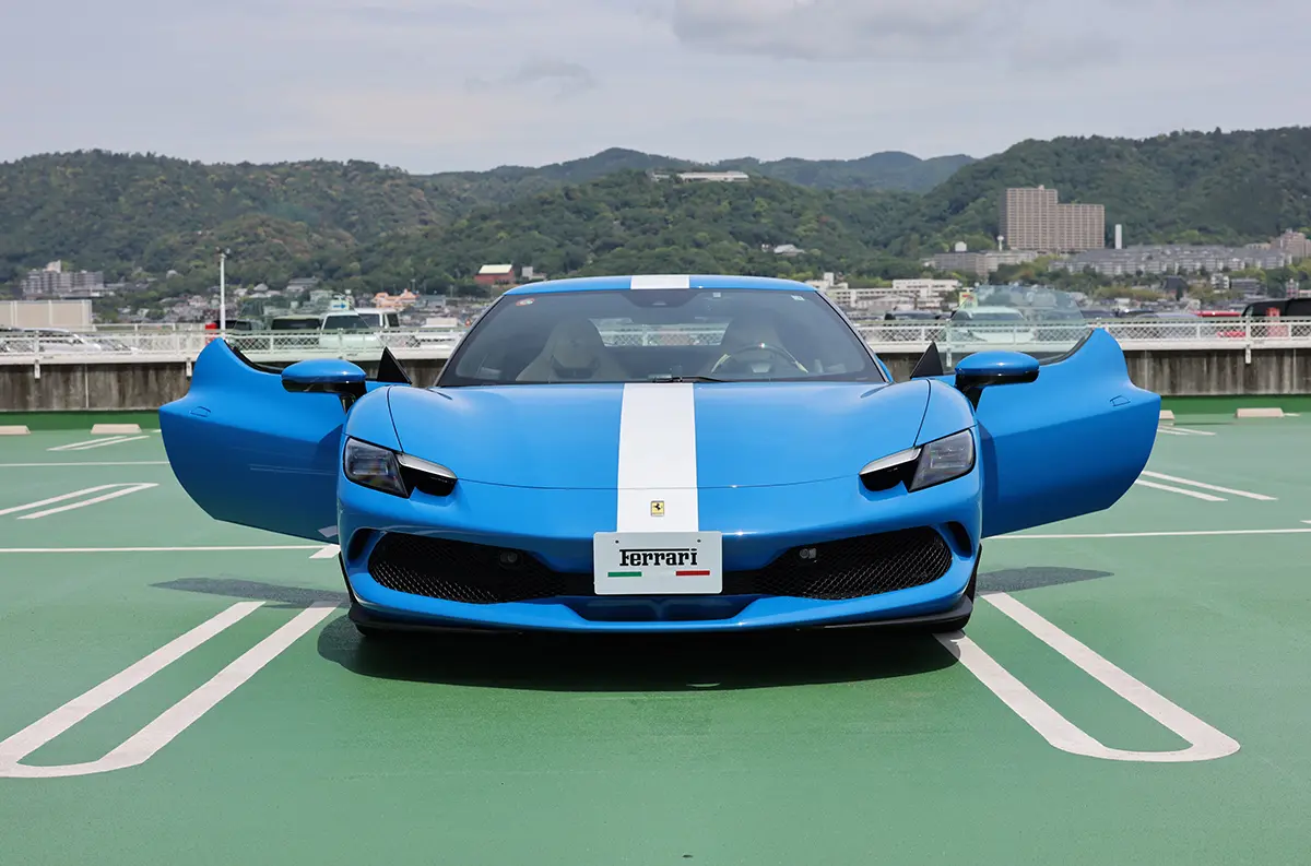 フェラーリ296GTBのフロント（ブルー、ドアオープン）