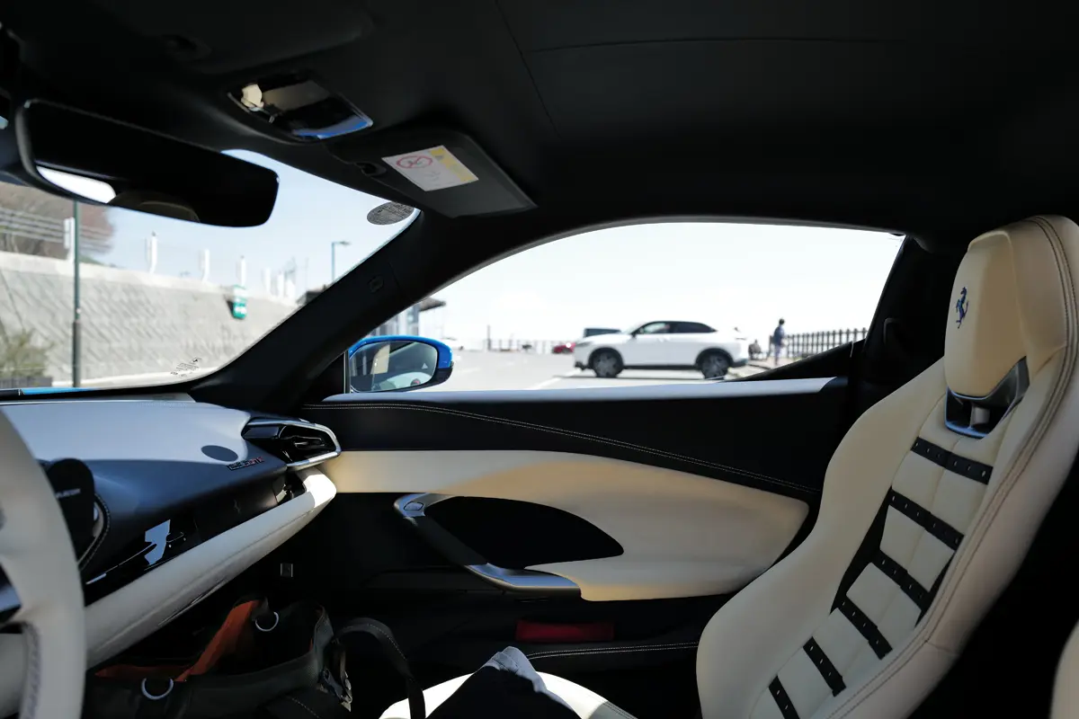 フェラーリ296GTBのインテリア（ブルールターリング、クレマ）