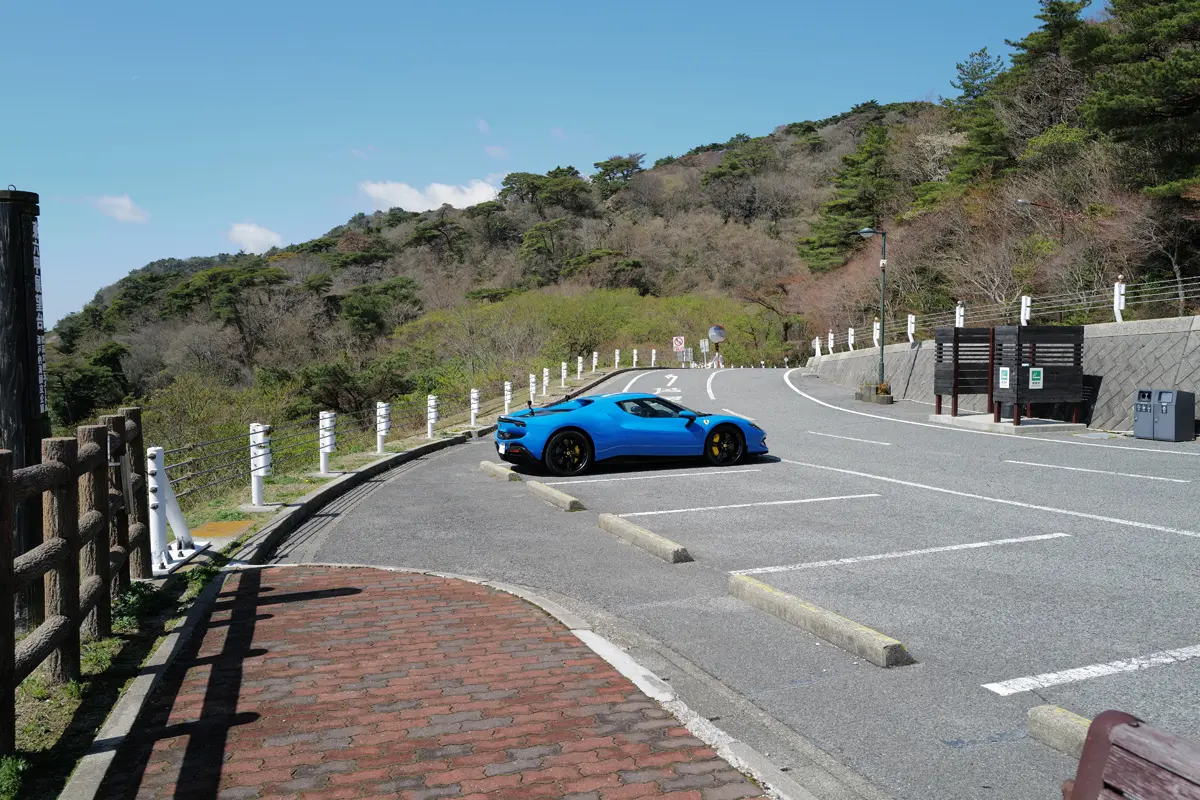 フェラーリ296GTBのエクステリア（アッズーロディーノ、ビアンコ・セルビーノ）