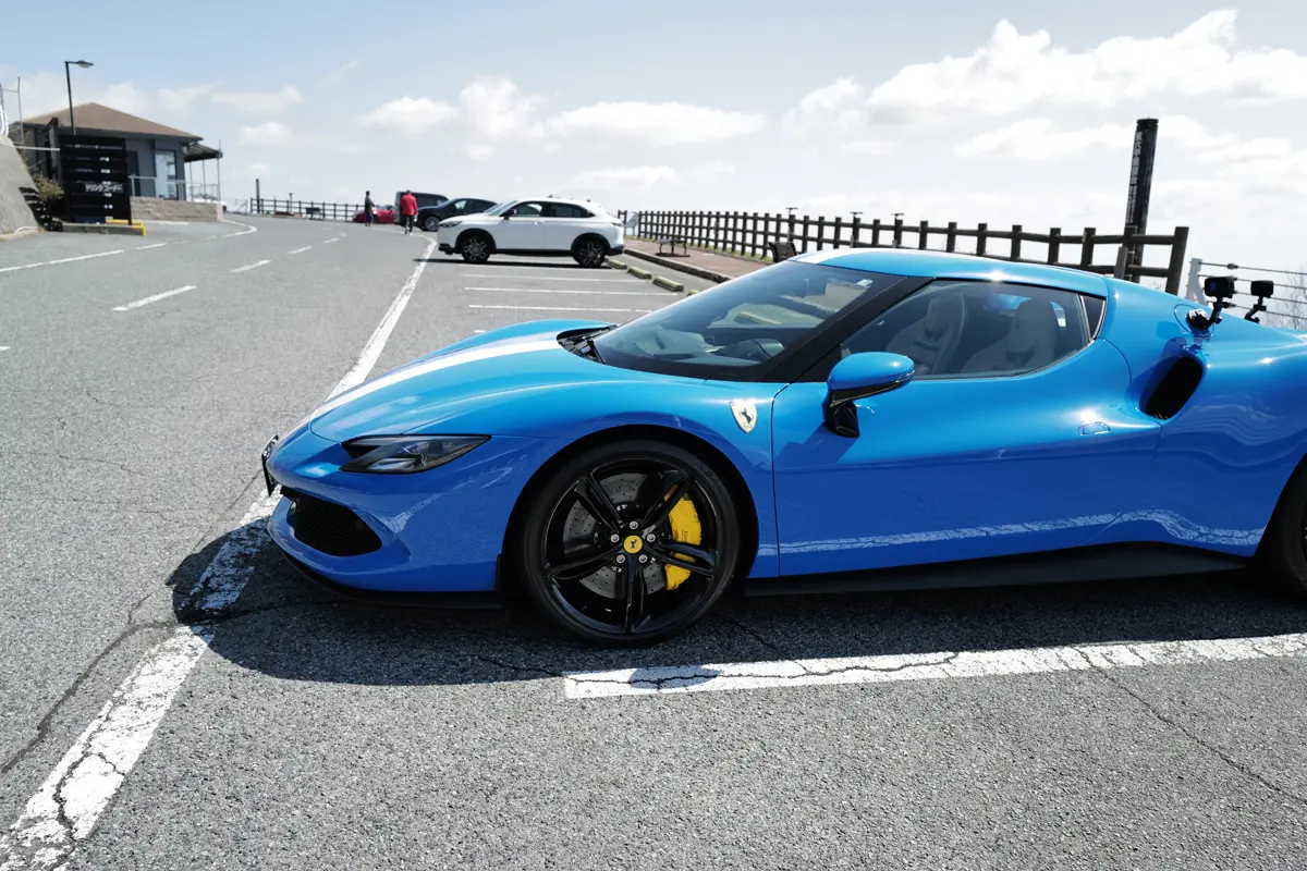 フェラーリ296GTBのエクステリア（アッズーロディーノ、ビアンコ・セルビーノ）