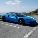 フェラーリ296GTBのエクステリア（アッズーロディーノ、ビアンコ・セルビーノ）