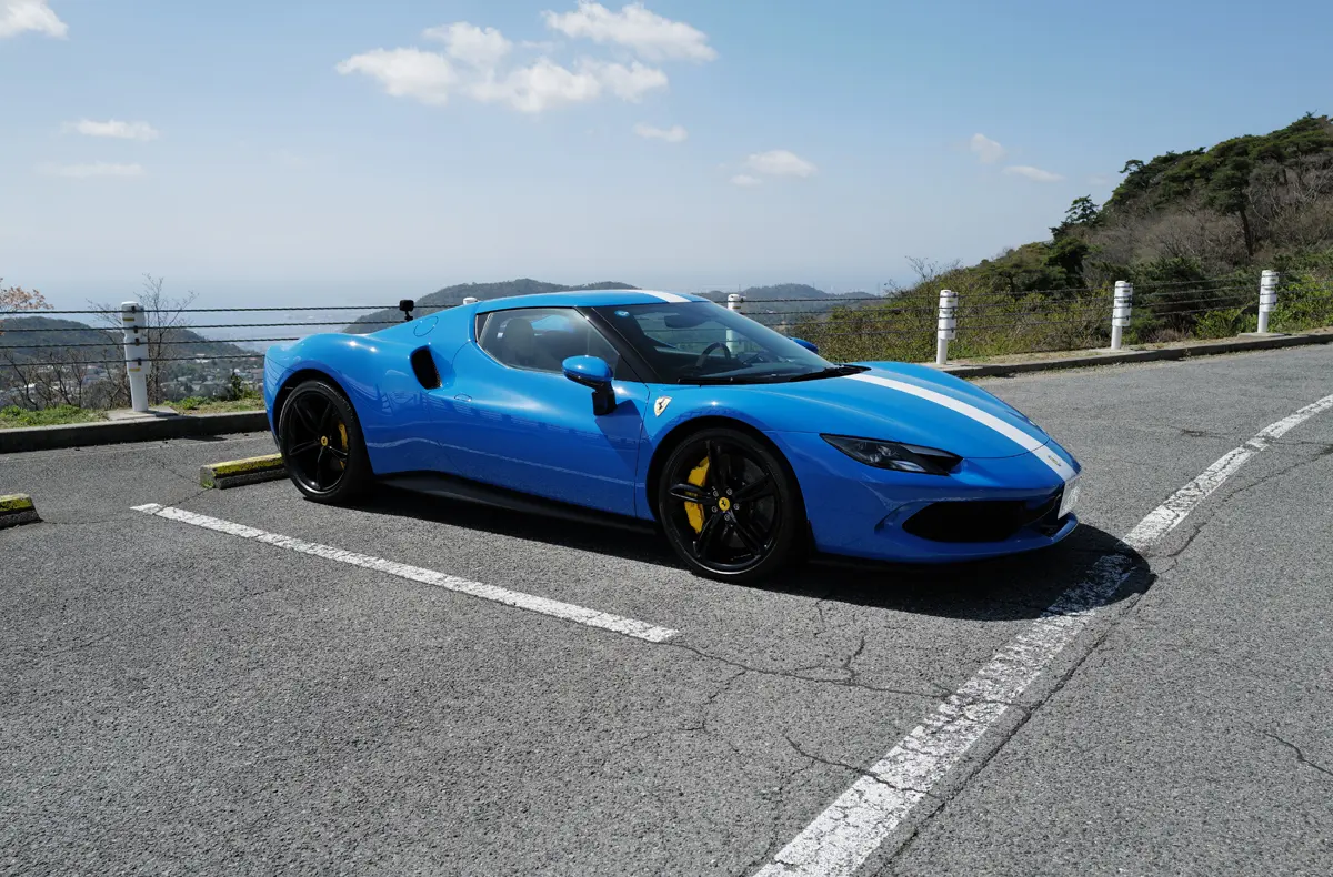 フェラーリ296GTBのエクステリア（アッズーロディーノ、ビアンコ・セルビーノ）