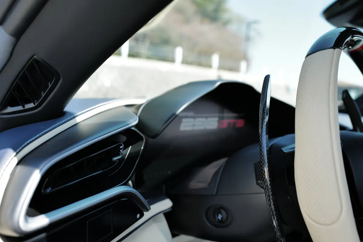 フェラーリ296GTBのインテリア（ブルールターリング、クレマ）