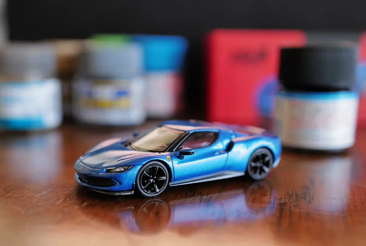 フェラーリ296GTBの1/64サイズミニカー（ブルー）