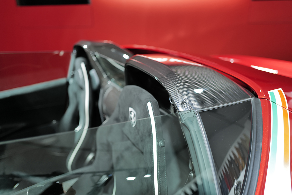 フェラーリ812コンペティツォーネのルーフオープン状態