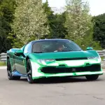 フェラーリ本社付近を走るグリーンの849テスタロッサ