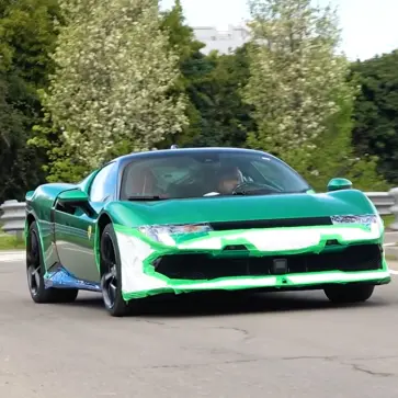 フェラーリ本社付近を走るグリーンの849テスタロッサ