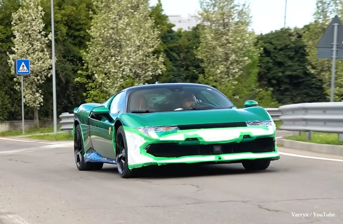 フェラーリ本社付近を走るグリーンの849テスタロッサ