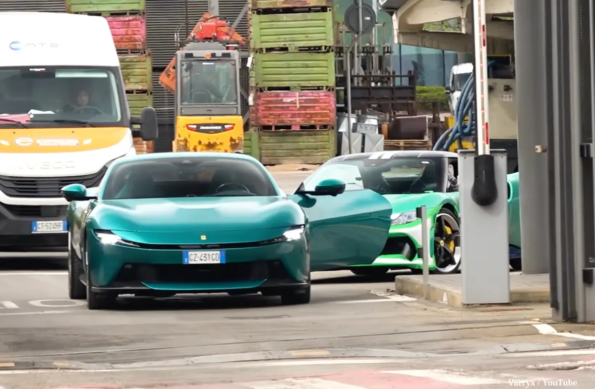 フェラーリ本社付近を走るグリーンのアマルフィ