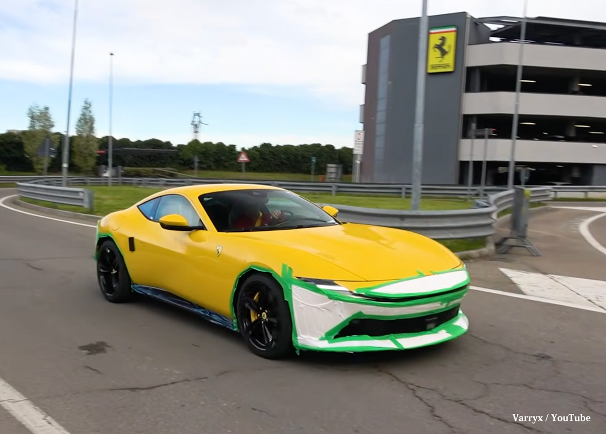 フェラーリ本社付近を走るイエローのアマルフィ