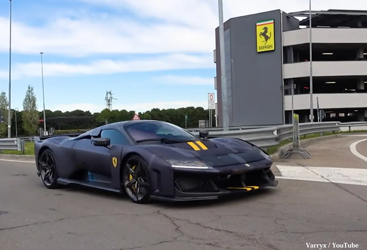 フェラーリ本社付近を走るパープルのF80