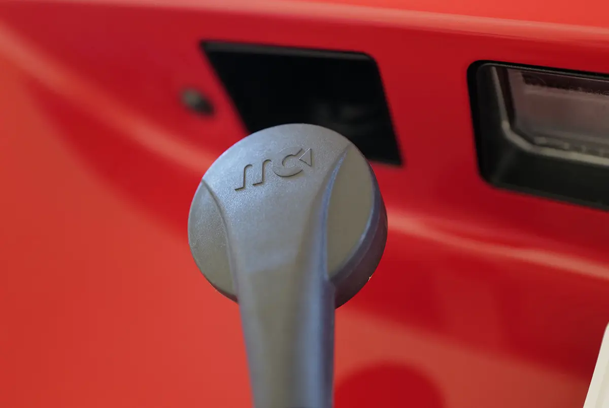 フェラーリ ポルトフィーノのバッテリー充電器コネクタ（マグネット式）