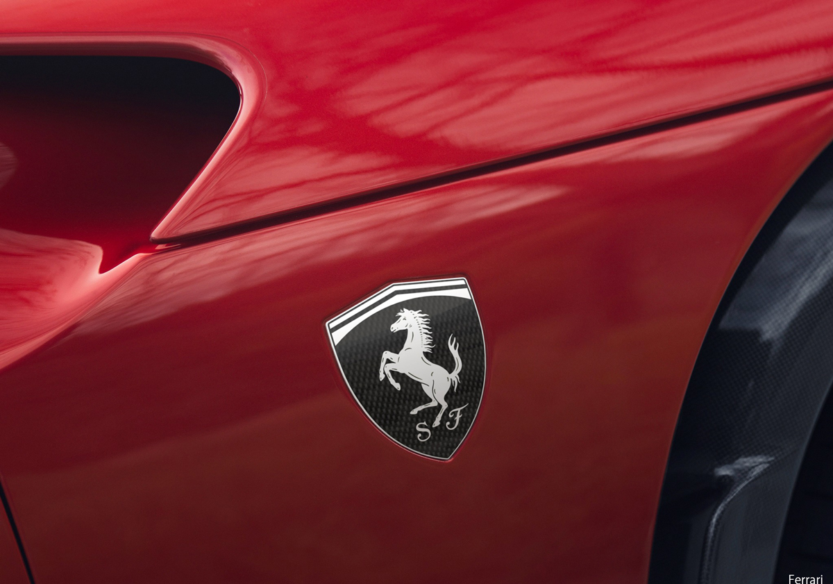 ハンドリング・スペチアーレ・パッケージを装着したフェラーリ・スペチアーレ（フロントフェンダー上のエンブレム）