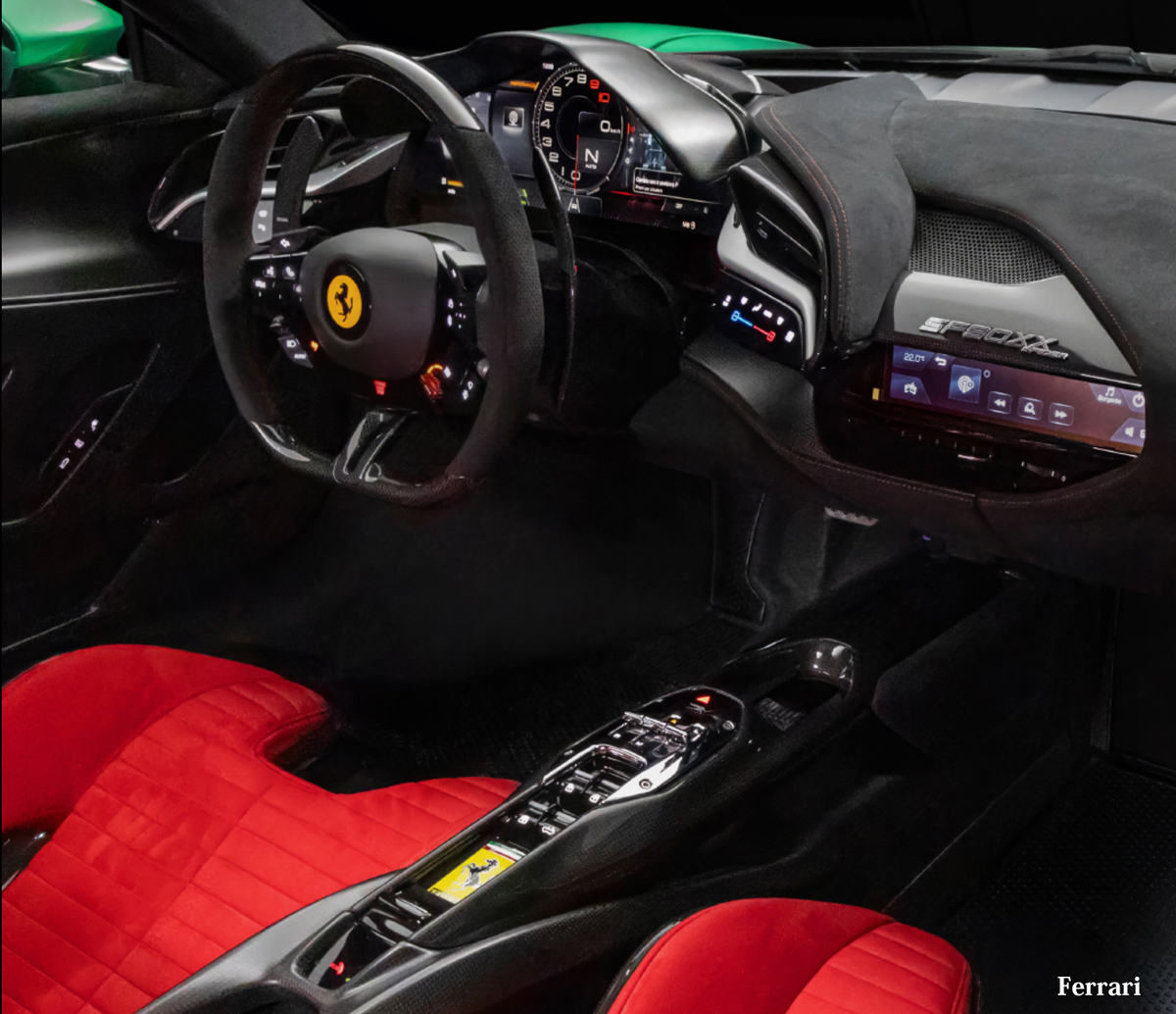テーラーメイドにて仕上げられたフェラーリSF90 XXのインテリア（ブラックとレッド）