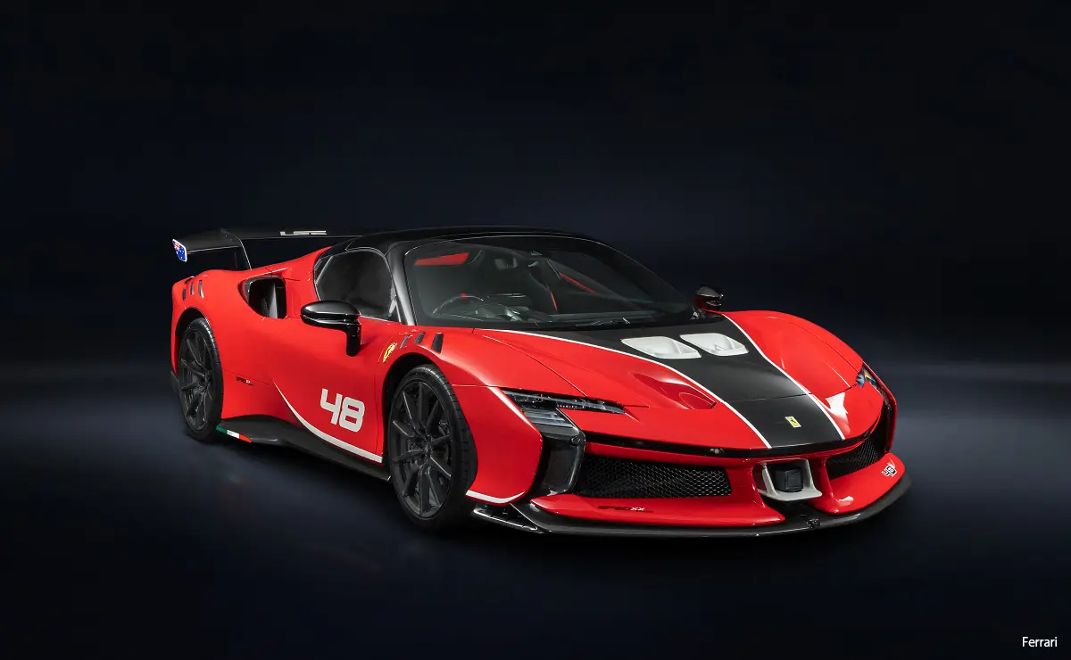 フェラーリSF90 XX スパイダー（テーラーメイド仕様、ロッソ、静止、フロント）