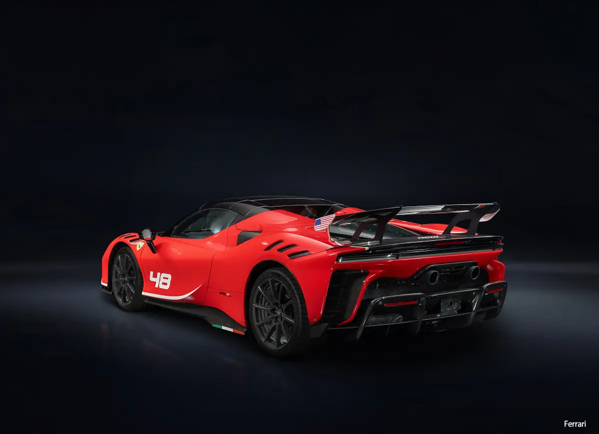 フェラーリSF90 XX スパイダー（テーラーメイド仕様、ロッソ、静止、リア）