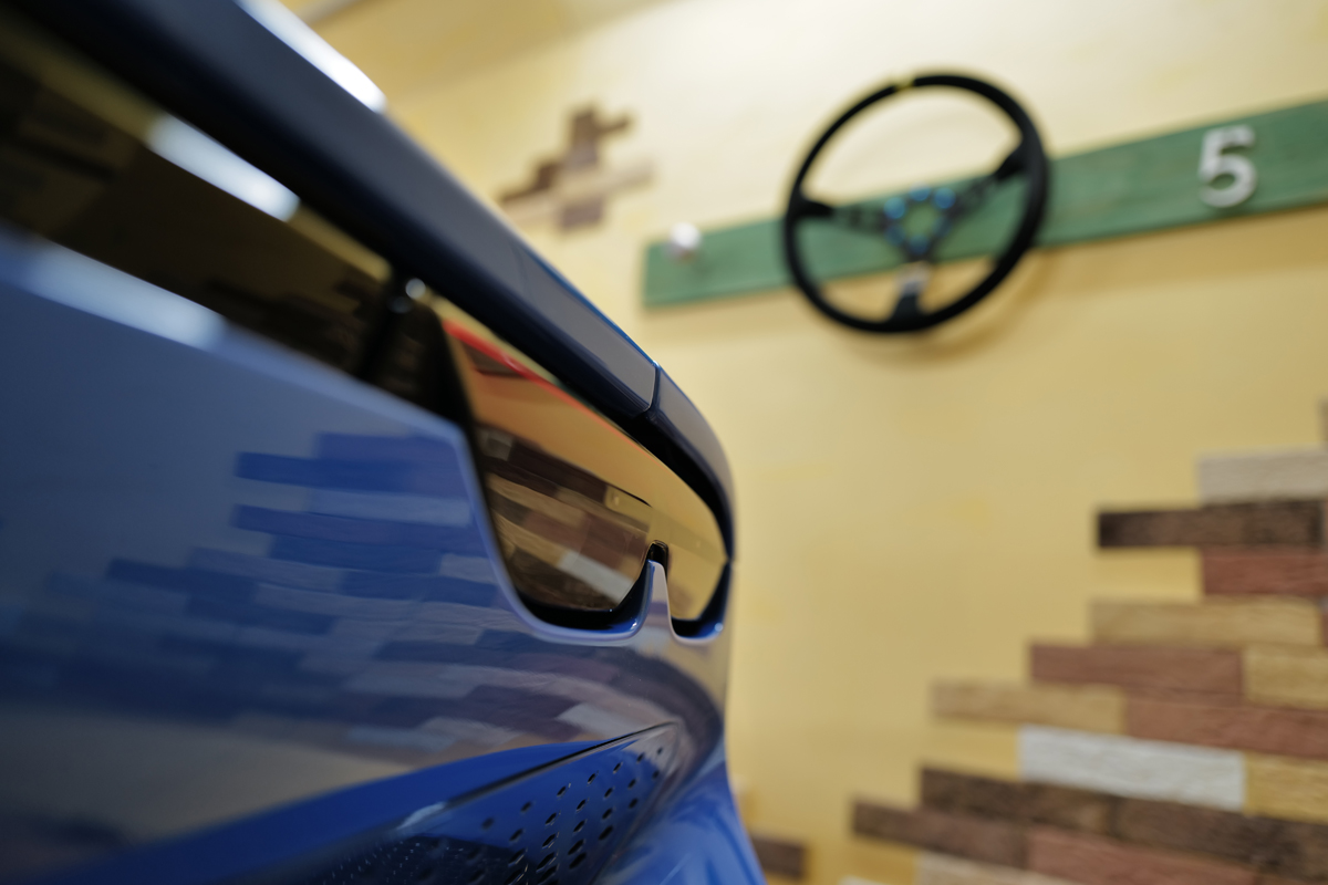 ブルーのフェラーリ296GTBのテールランプ