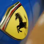 ブルーのフェラーリ296GTBの「スクーデリア・フェラーリ」エンブレム