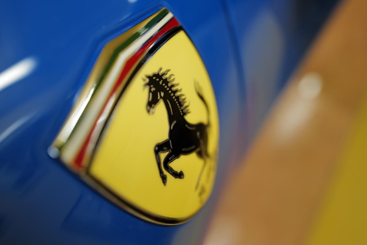 ブルーのフェラーリ296GTBの「スクーデリア・フェラーリ」エンブレム
