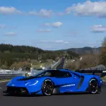 フォードGT マーク4（ブルー、ニュルブルクリンクにて）