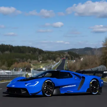 フォードGT マーク4（ブルー、ニュルブルクリンクにて）