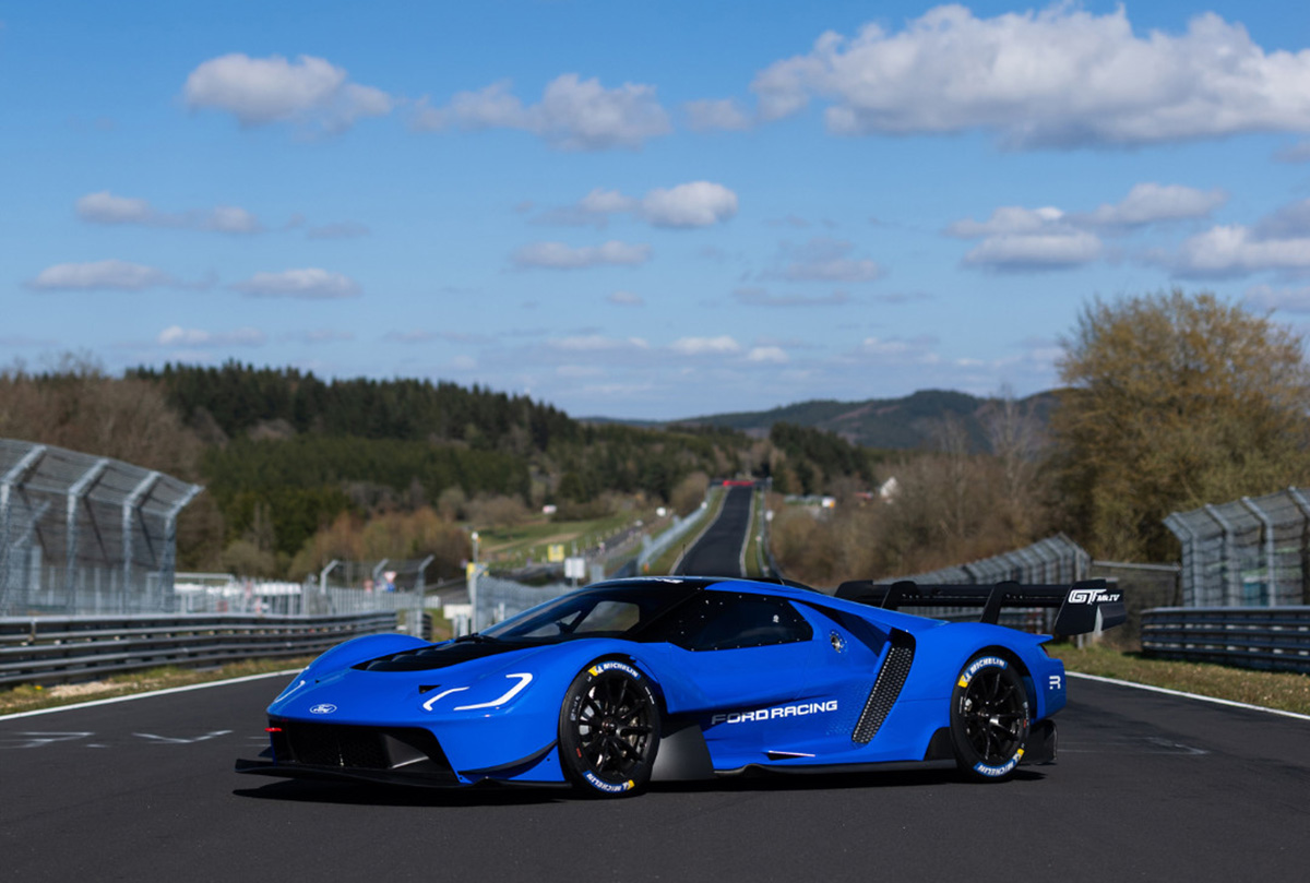 フォードGT マーク4（ブルー、ニュルブルクリンクにて）