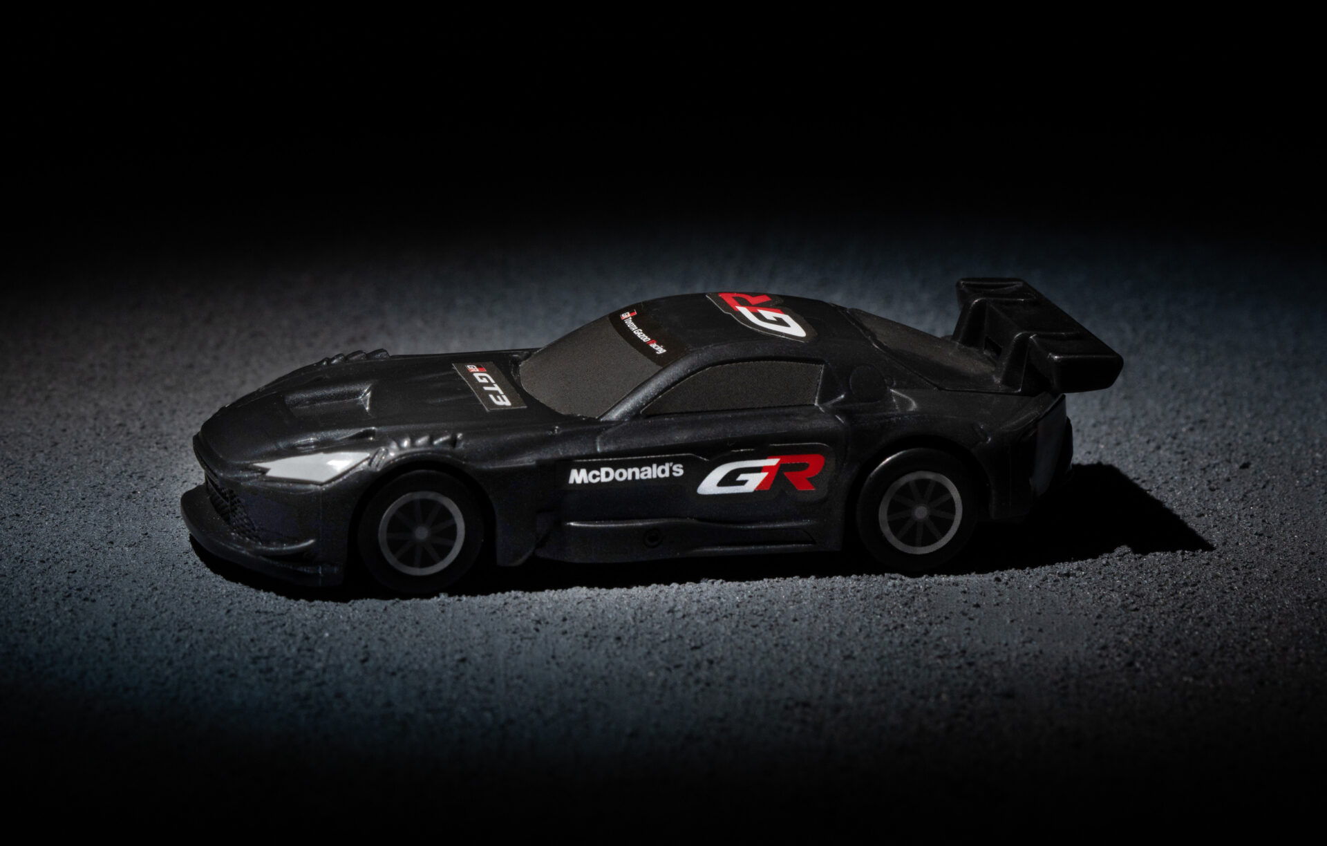 トヨタGRとマクドナルドとのコラボレーションによるハッピーセット「GR GT」
