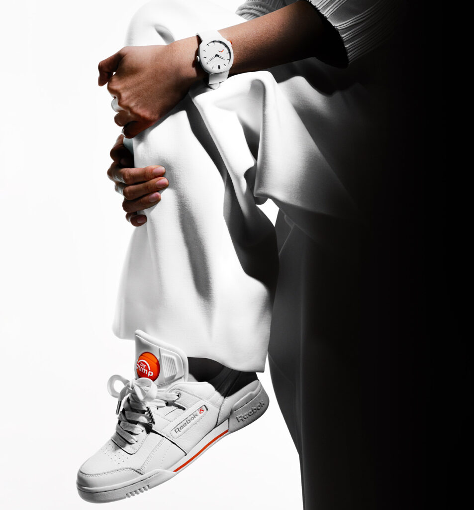 H.モーザーとリーボックとのコラボ腕時計「ストリームライナー・ポンプ」装着画像