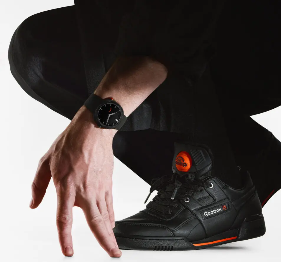 H.モーザーとリーボックとのコラボ腕時計「ストリームライナー・ポンプ」装着画像