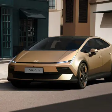 ヒョンデ アイオニックV（ゴールド）のフロント全景