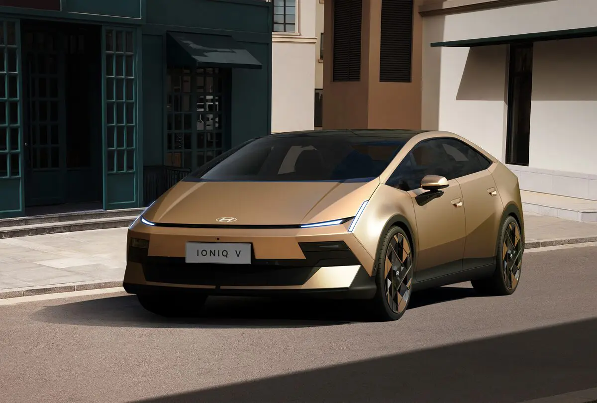 ヒョンデ アイオニックV（ゴールド）のフロント全景